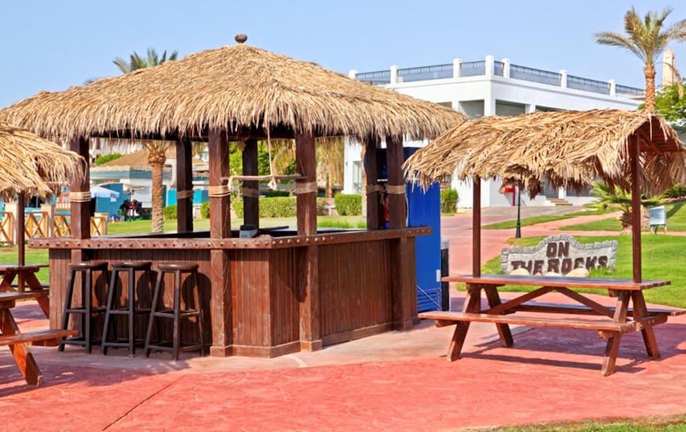 Safir Sharm Waterfalls Resort Exterior foto The bar at the beach