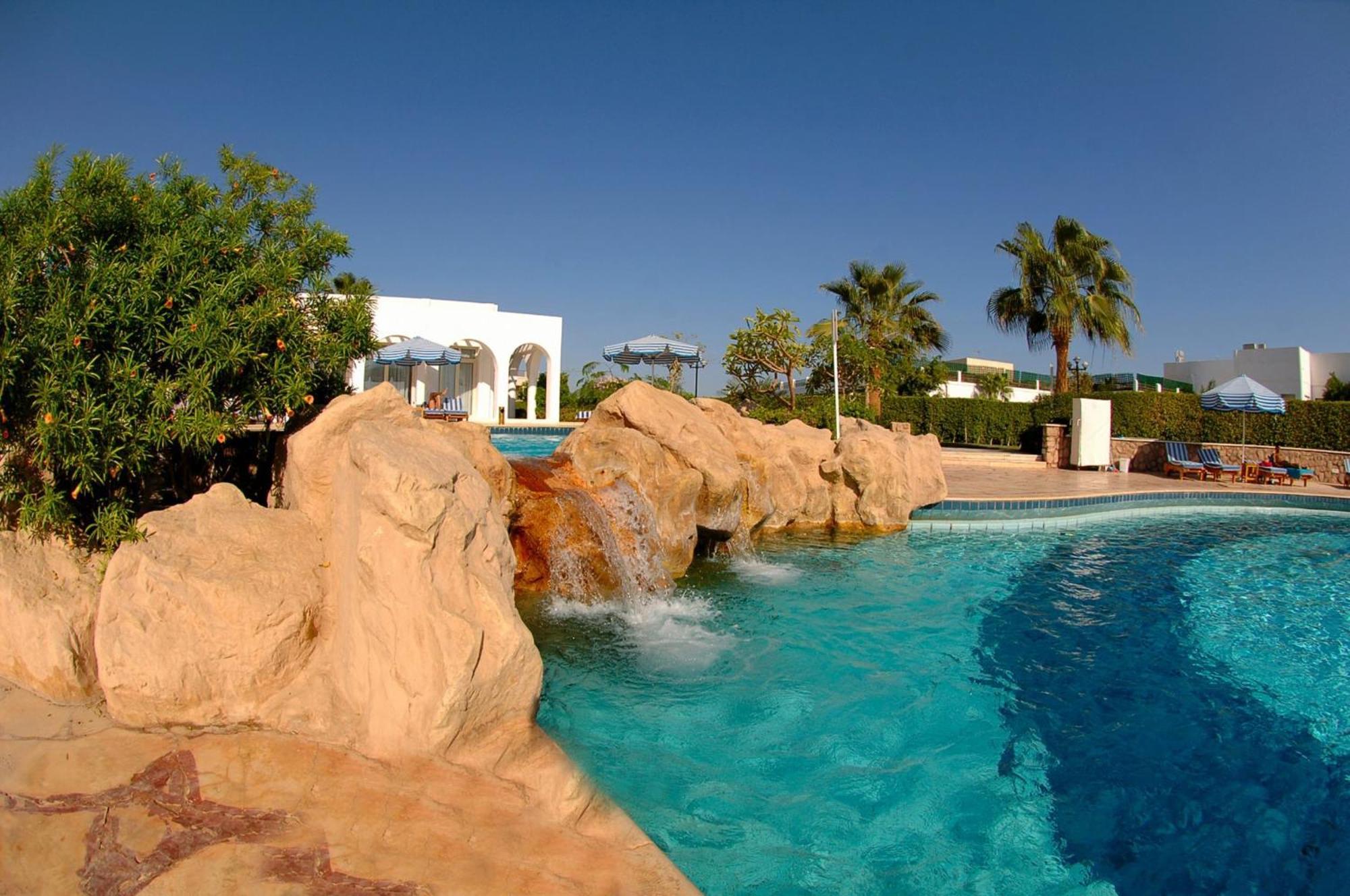 Safir Sharm Waterfalls Resort Exterior foto The swimming pool at the hotel